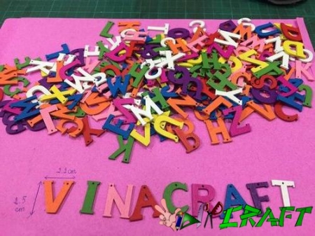 Chữ cái gỗ có lỗ