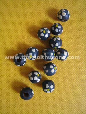 Hạt gỗ tròn xanh hoa trắng