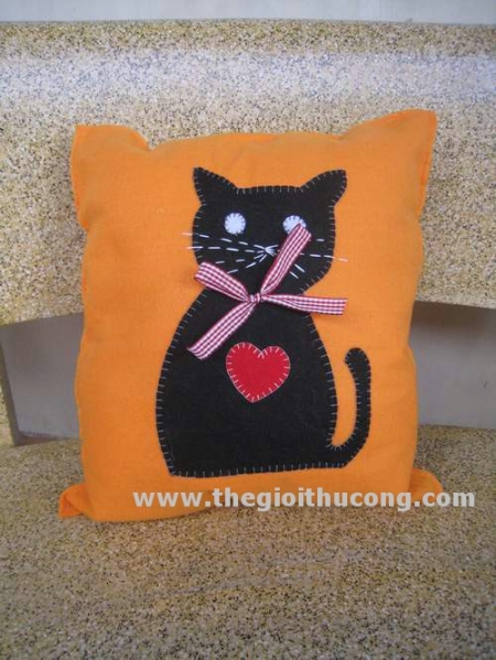 Gối nỉ cam mèo đen