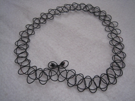 Làm vòng cổ hình xăm từ cước thun đen