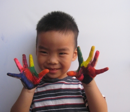 Quang cảnh mẹ con làm bài viết " vẽ tranh gà"