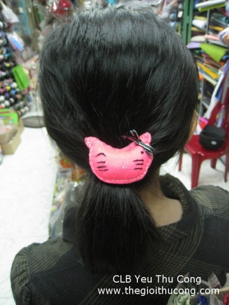 Em xinh, cột tóc cũng xinh
