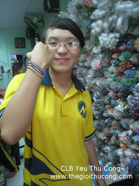 Thắt vòng tay từ dây da 