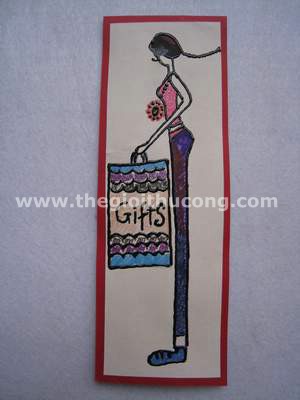 Cô bé chân dài cầm quà