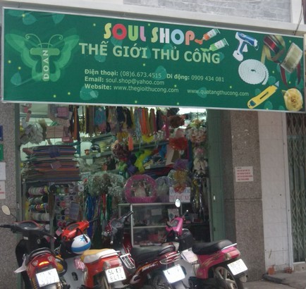 Foreign customer talks about our craft shop 