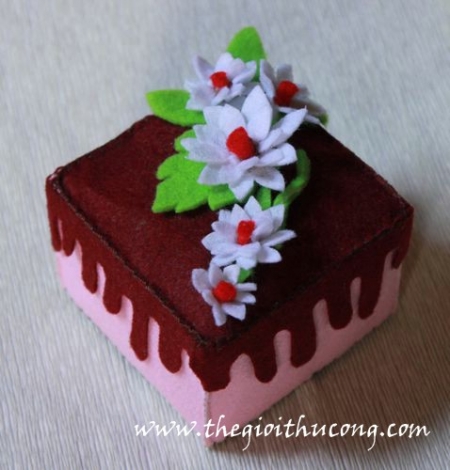 Bánh nỉ vuông trang trí hoa