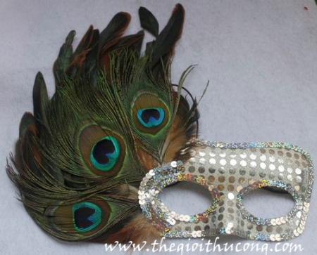 Mặt nạ lông công trắng