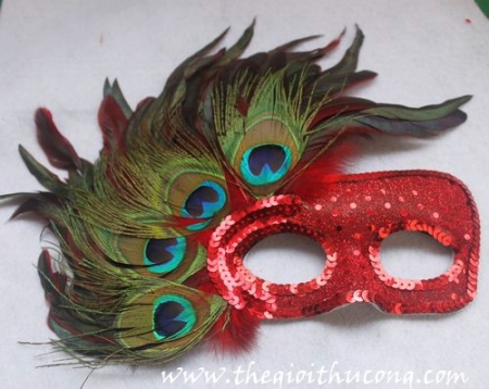 Mặt nạ lông công đỏ