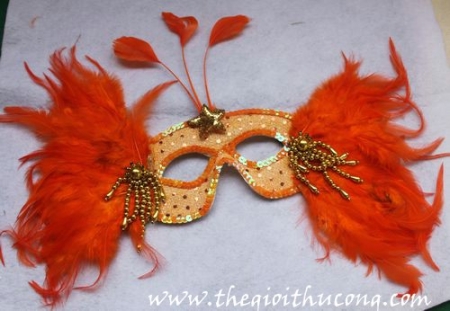 Mặt nạ lông vũ cam dài