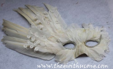 Mặt nạ lông vũ trắng