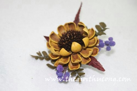 Hoa khô cài áo vàng
