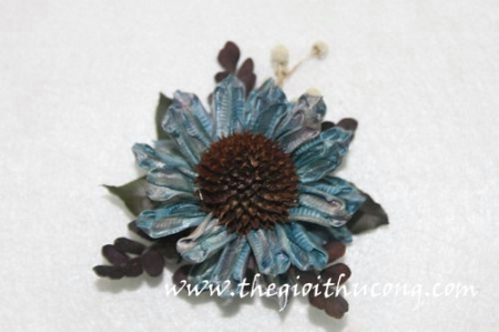 Hoa khô cài áo xanh nhạt