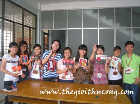 Lớp học làm thiệp ngày 12/5 tại ĐH Ngoại Thương