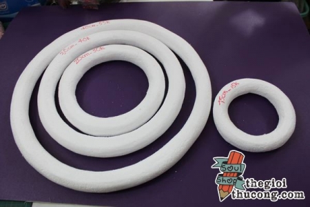 Mút xốp trắng hình vòng tròn rỗng