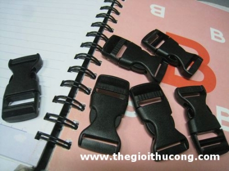 Khoá cài bằng nhựa