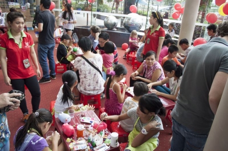 Chương trình bé vẽ heo cho tòa nhà Vista quận 2