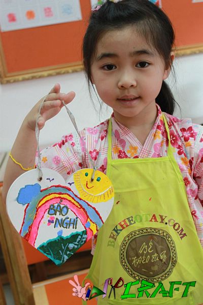 Cùng xem các bé tập vẽ bảng gỗ các bạn nhé