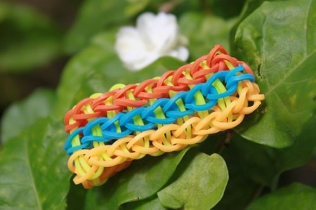 Xỏ vòng tay dây thun kiểu 3 dây