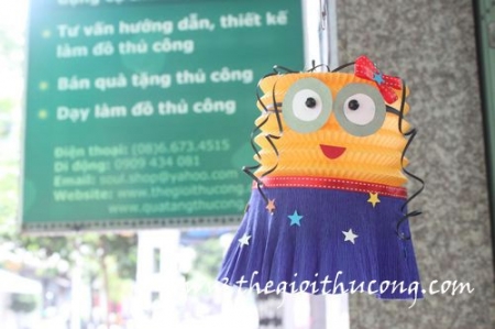 Lồng đèn minion con gái váy xanh