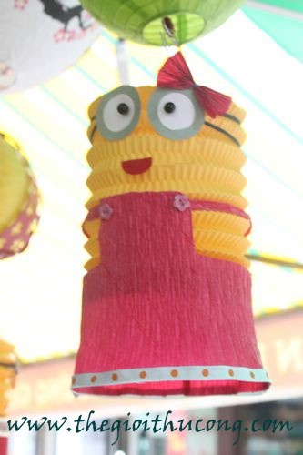 Lồng đèn minion con gái váy đỏ dài