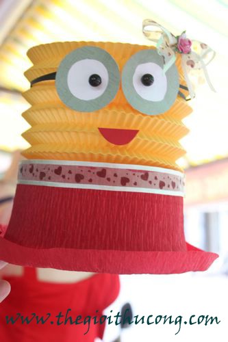 Lồng đèn minion váy đỏ