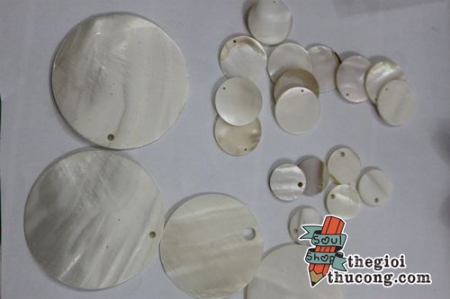 Mặt hình tròn màu trắng