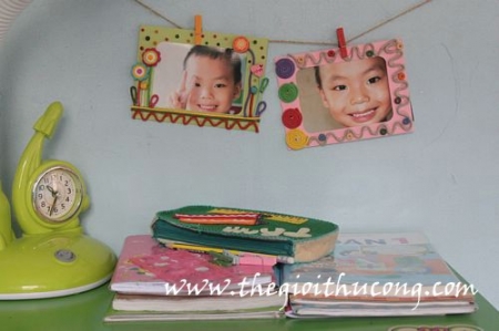 Khung ảnh bằng giấy trang trí bàn học